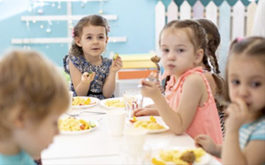 Menos márgenes para la restauración colectiva, que sirve el 70% de los menús escolares en España 