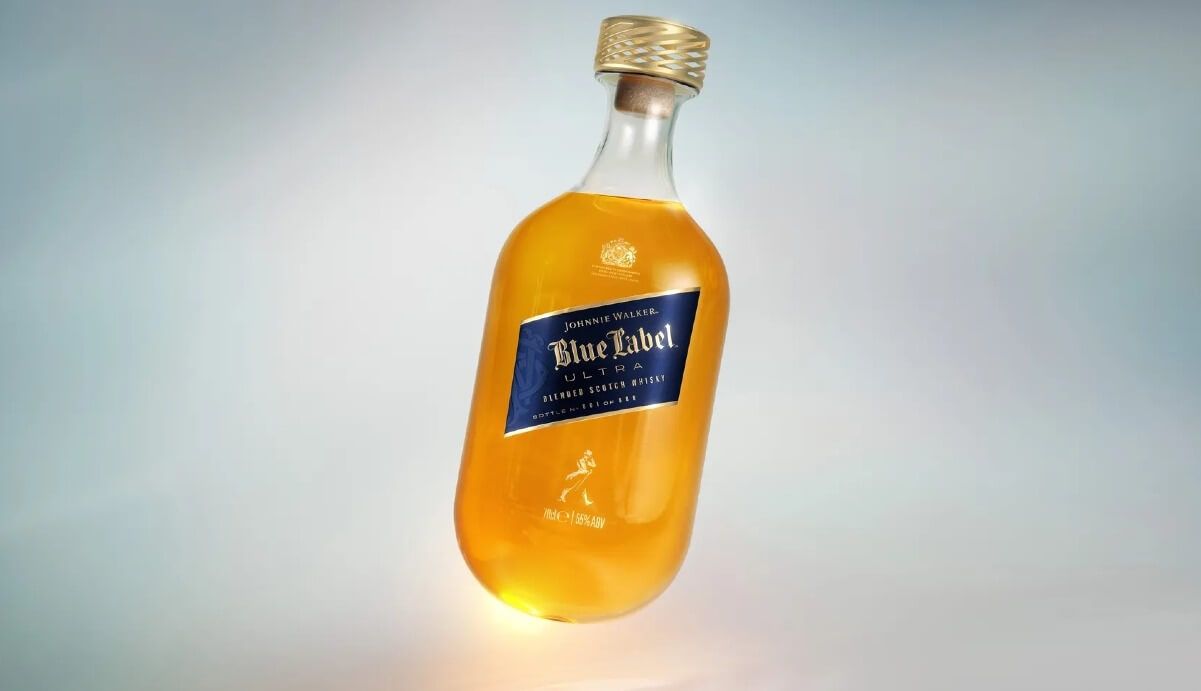 Johnnie Walker innova con una botella de whisky más ligera y busca que otros puedan seguir su ejemplo