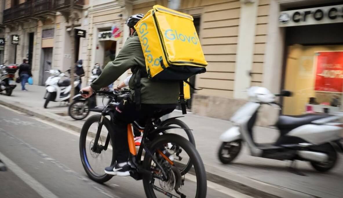 Glovo lanza plataforma propia y un nuevo espacio publicitario para que las marcas se anuncien en un ‘pedido en curso’