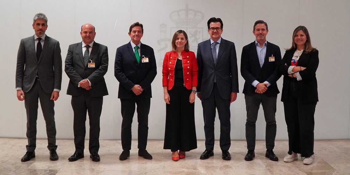 La secretaria de Estado de Comercio aborda con representantes del comercio minorista los retos del sector