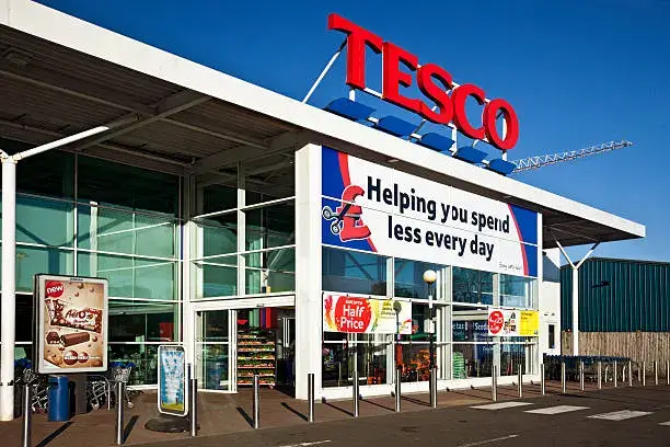 Tesco iguala el precio de sus productos con los de Aldi para ‘robarle’ clientes