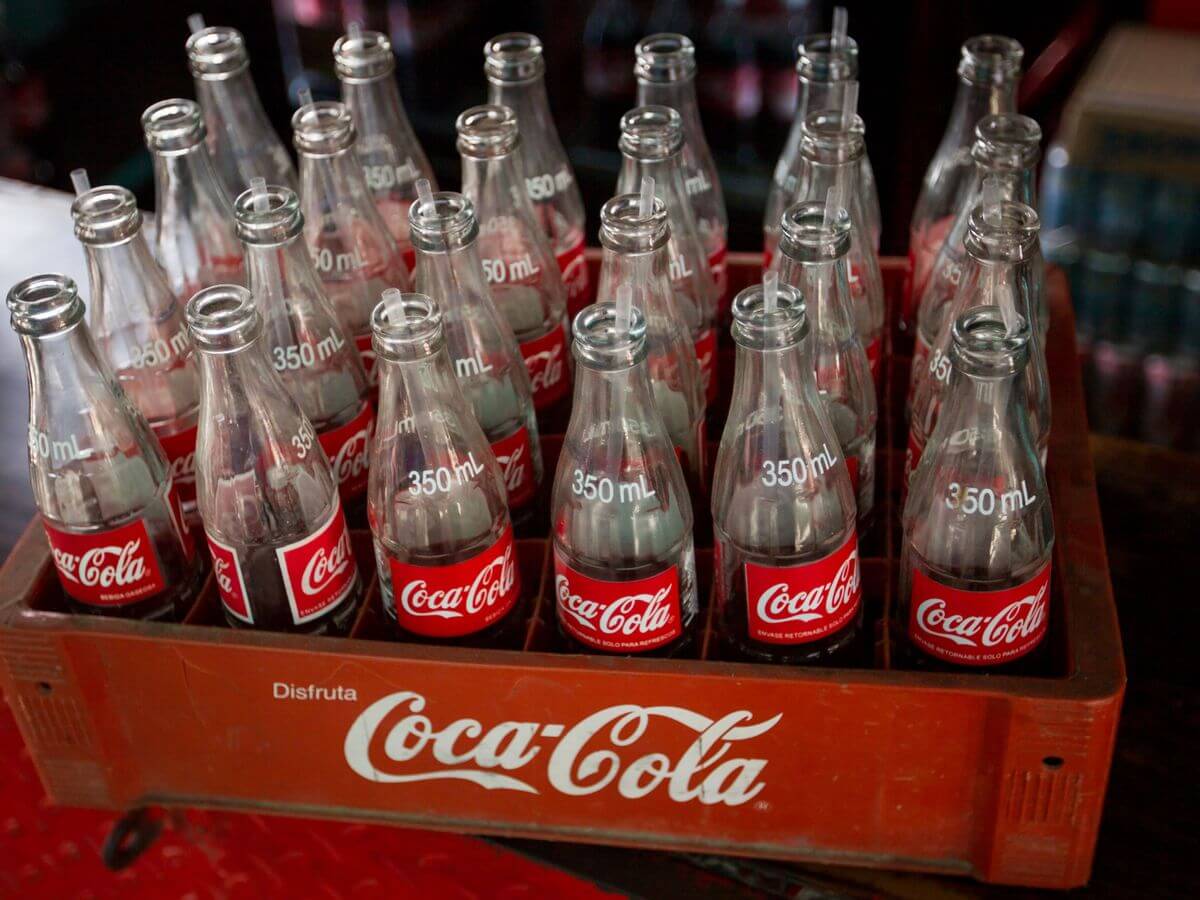 Adiós a las latas de los restaurantes: el 87% de los clientes de Coca-Cola eligen envases de vidrio