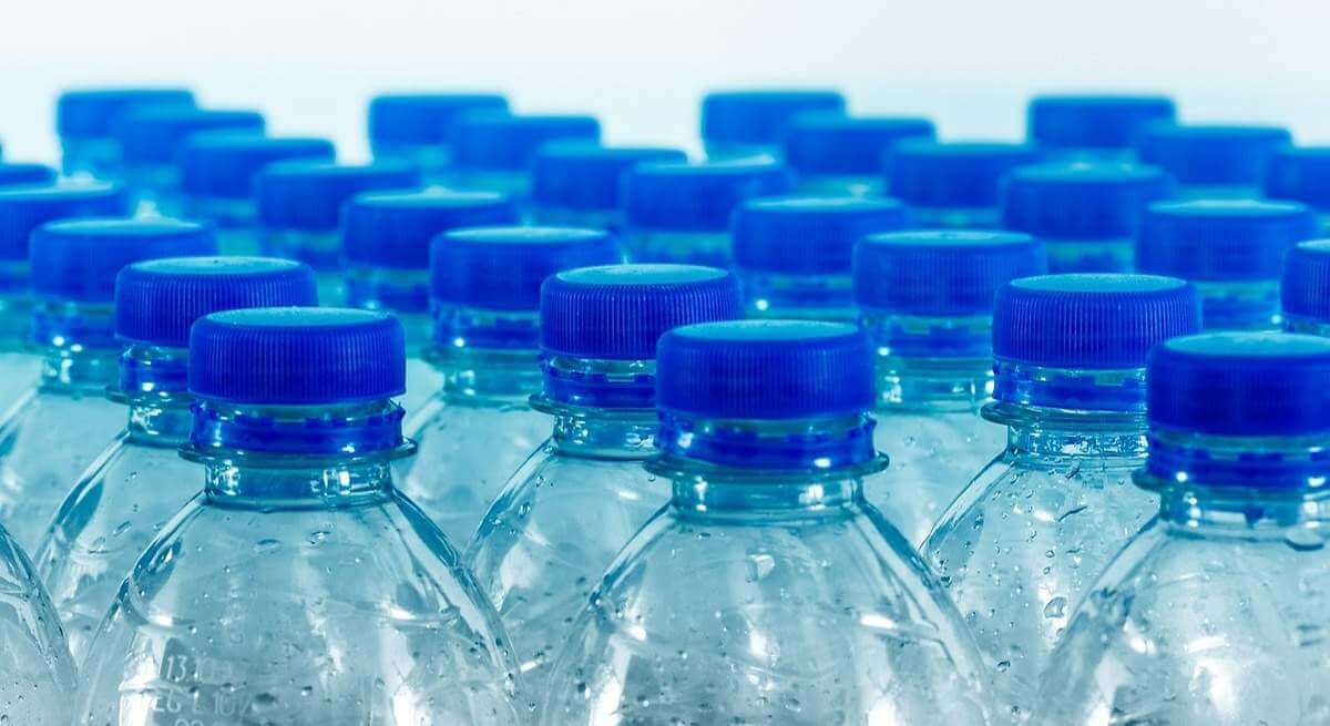 Una petición global de científicos para dejar de beber agua embotellada cuanto antes: «No es segura»