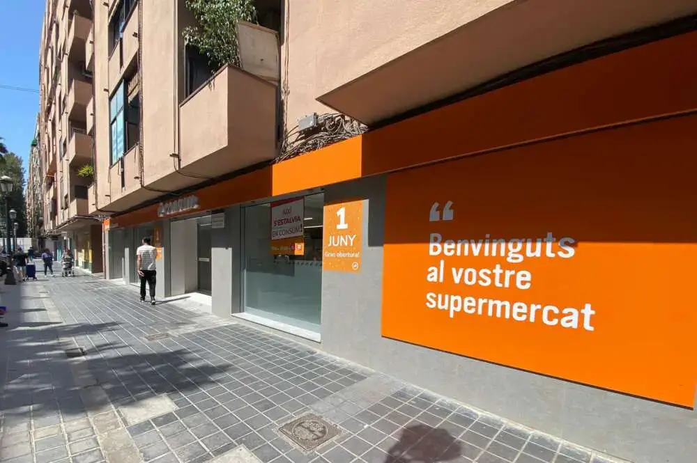 Consum recrudece la guerra comercial con Juan Roig: se queda los locales que deja Mercadona
