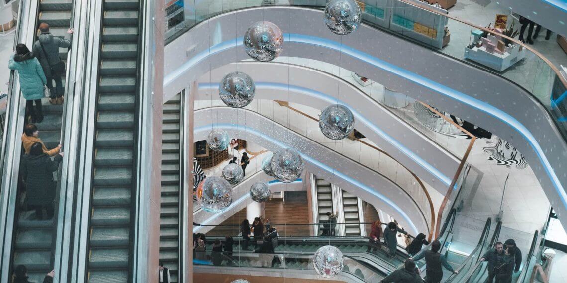 Un 25,5% de los españoles visitan siempre el mismo centro comercial y pasan allí de media casi una hora