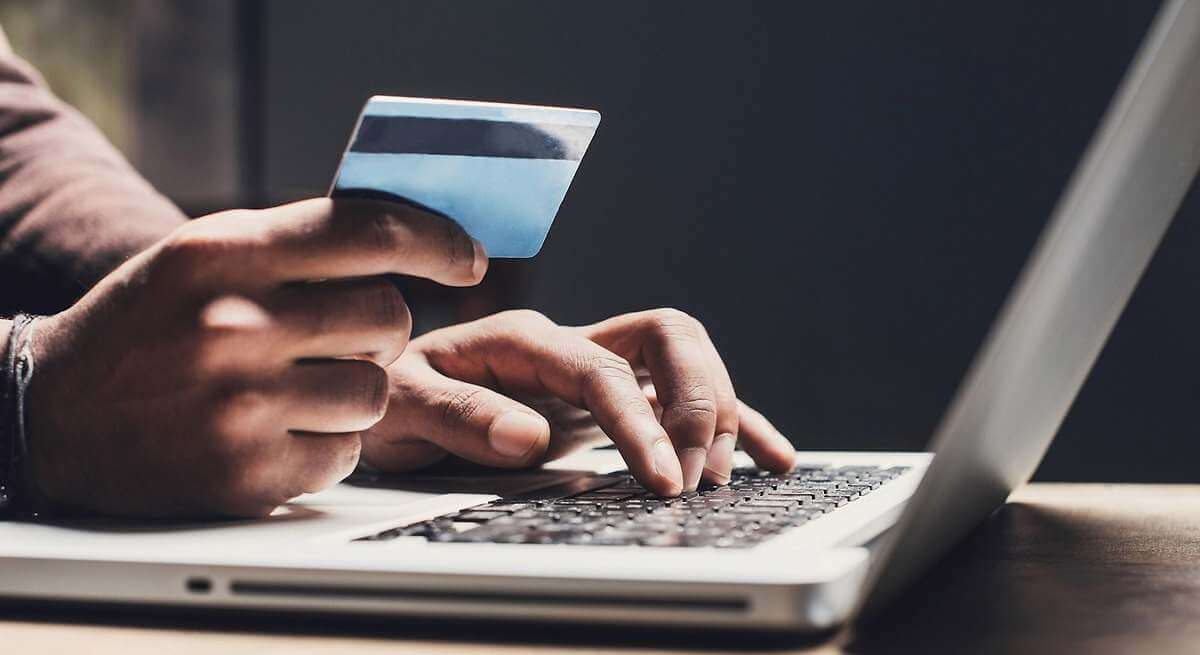 España supera por primera vez en 2023 los 30 millones de compradores ‘online’