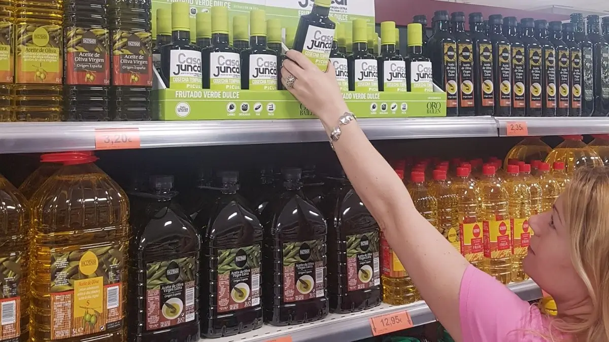 El precio del aceite de oliva baja en el supermercado y estos son los más baratos