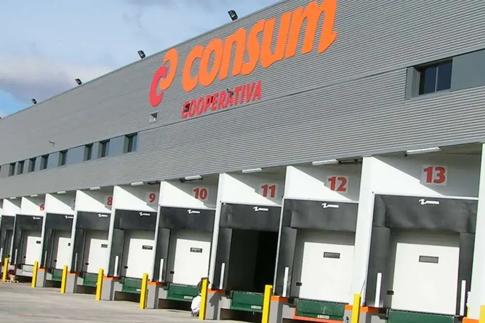Consum recibe el visto bueno de la CNMC para la compra de nueve supermercados de Kuups