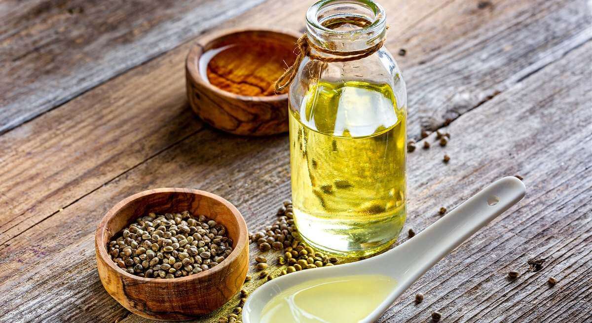 El precio del aceite de oliva virgen extra sigue a la baja y ronda los 4 euros el litro