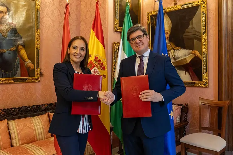 Aecoc y el Ayuntamiento de Sevilla firman un acuerdo para impulsar un modelo de distribución urbana de mercancías eficiente y sostenible