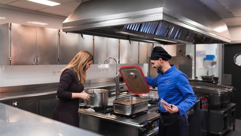 Madrid estrena su Plan de hasta 1.000 auditorías al año para controlar la alimentación en las residencias de mayores