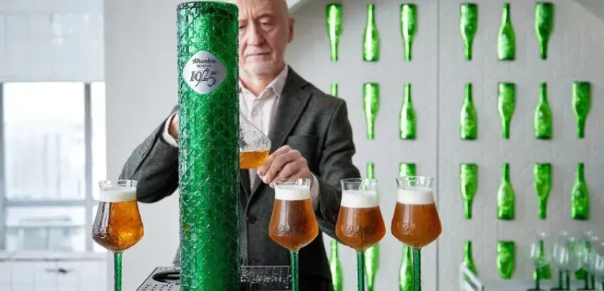 Un siglo de cervezas Alhambra con grifo nuevo y leyendas incluidas