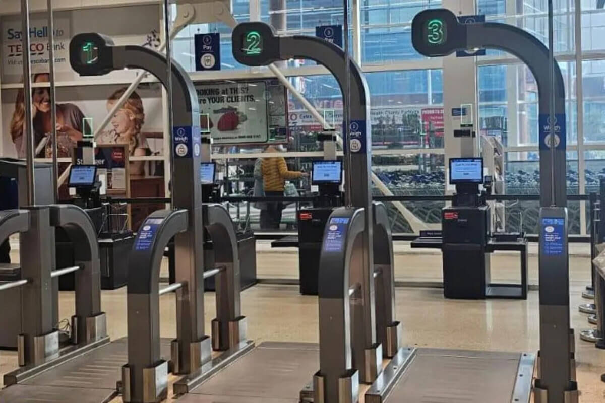 “Como a ladrones”: la cadena de supermercados más grande de Reino Unido empezará a pesar todos los carritos a la salida