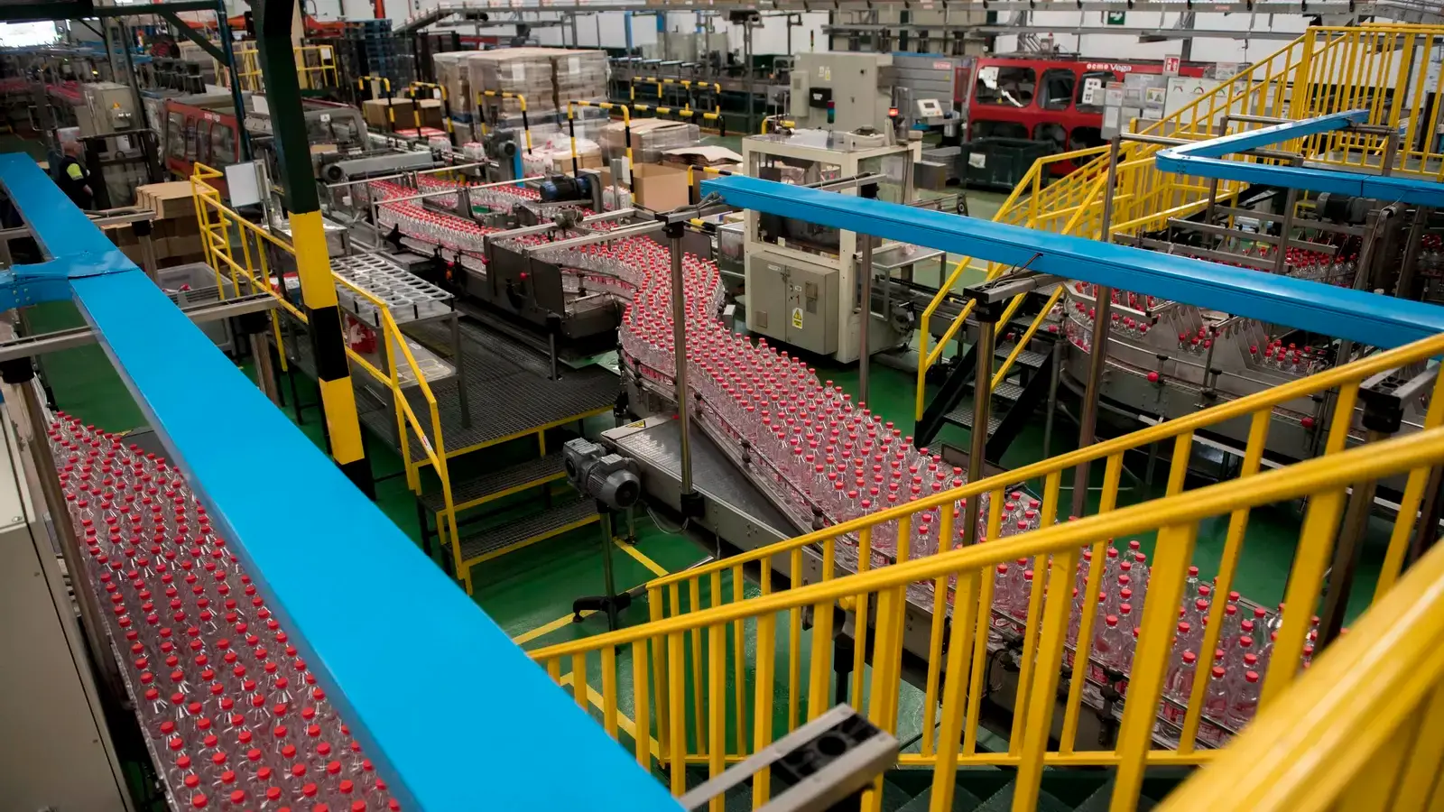 Danone invierte 11 millones en cinco años para reforzar la planta granadina de Lanjarón