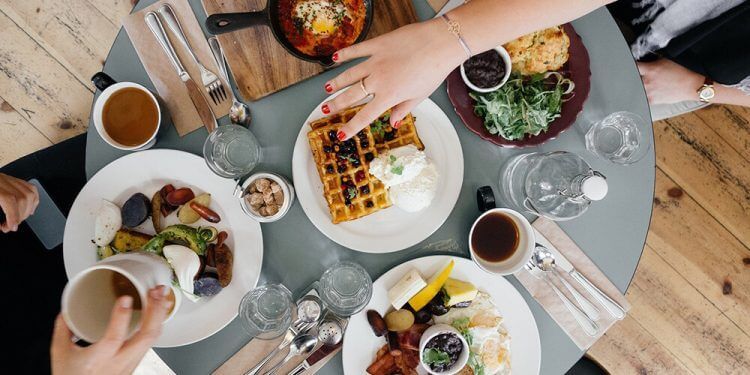 El 67% de los españoles consume alimentos caducados si su aspecto y olor es normal