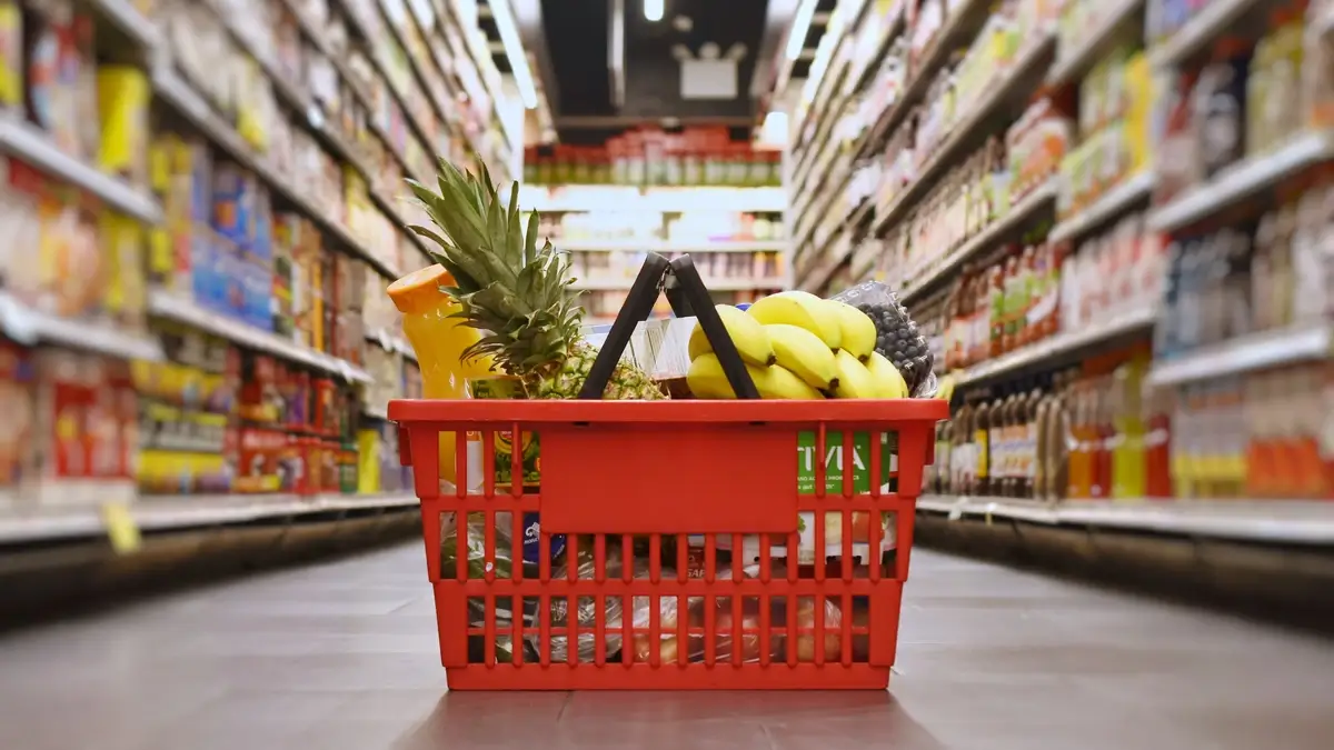 La cesta de la compra un 34% más cara obliga al consumidor a pasar del acopio de la covid al control