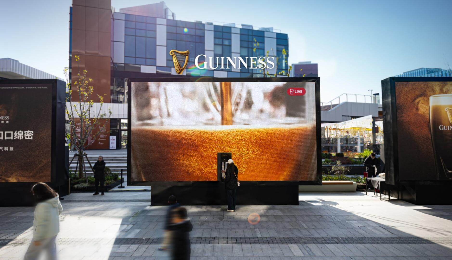 Con grifos y streaming, Guinness convierte vallas publicitarias en experiencias interactivas con cerveza