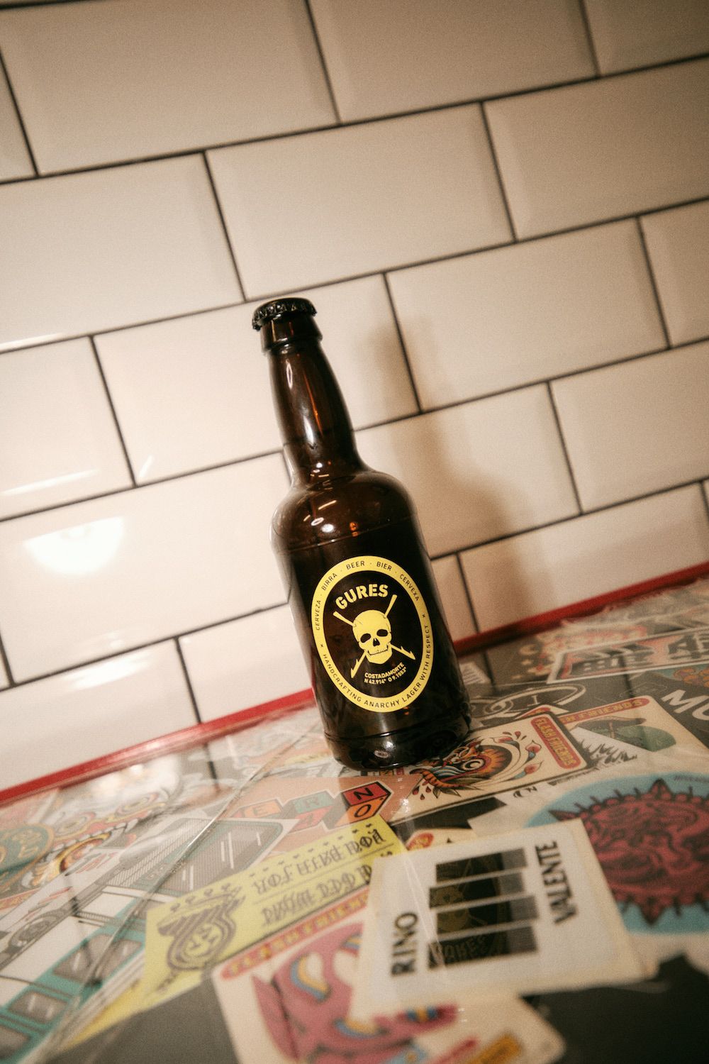 GURES lanza este viernes, 11 de abril, Anarchy Lager, la irreverente cerveza ‘craft’ con la que rinde homenaje al 50 aniversario de Sex Pistols 