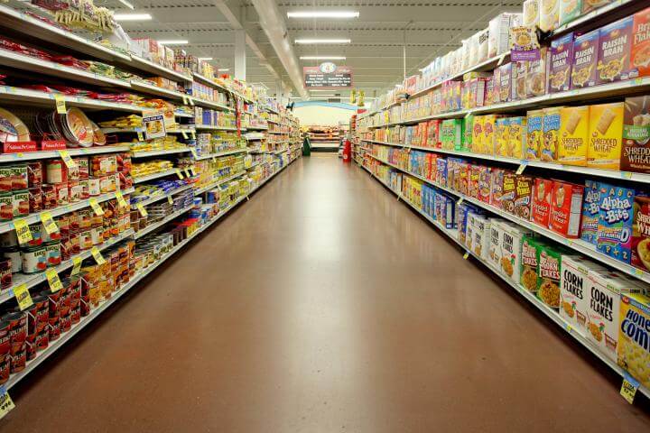 La UE prepara una nueva prohibición que cambiará radicalmente los supermercados españoles y dos países se adelantan
