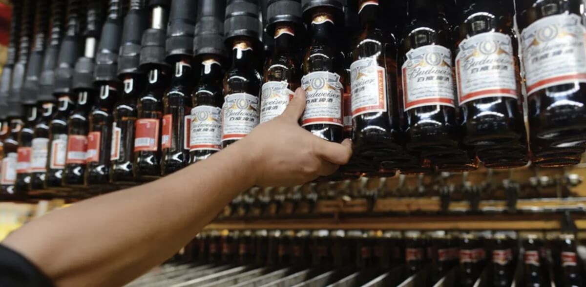 Las ventas de AB inBev, dueña de Budweiser y Corona Extra, caen el 6,4% en el primer trimestre de 2025