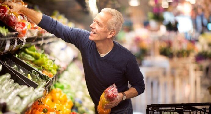 Alimentación y bebidas es la categoría en la que más gastan los españoles