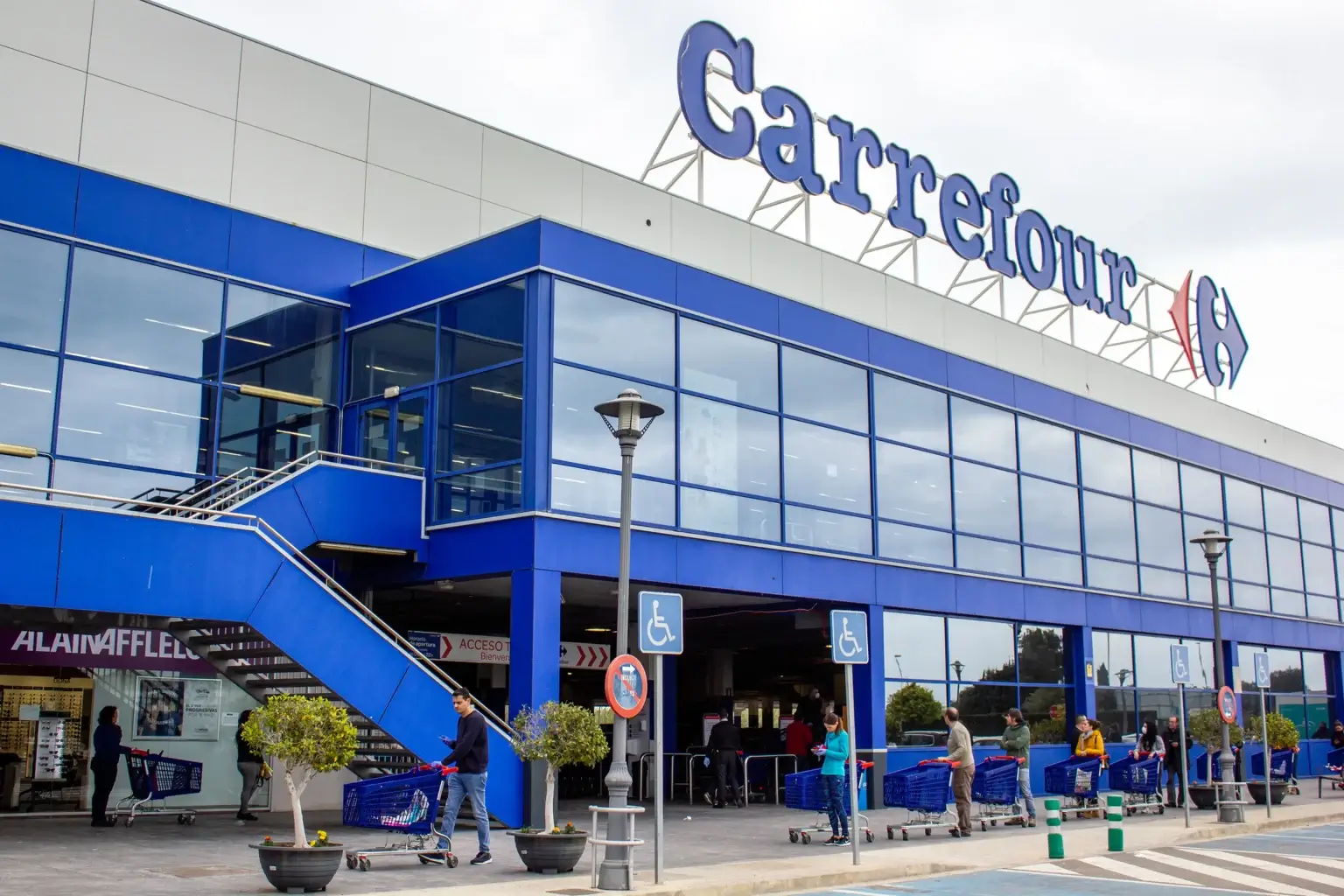 La expansión de Jerónimo Martins a la espera de Carrefour, y con la persecución de Lidl