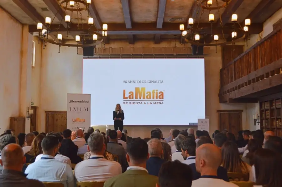 El Grupo La Mafia se sienta a la mesa presenta un plan de expansión de 50 millones