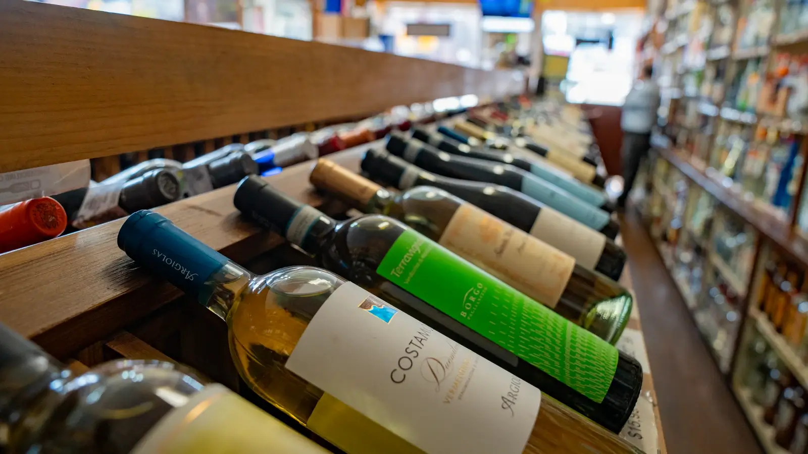 La amenaza de los aranceles espolea las exportaciones de vino español a EE UU, que se disparan un 18%