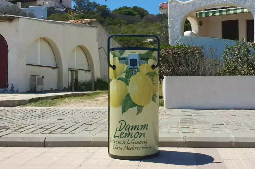 Damm lanza su campaña de reciclaje en playas para un verano más sostenible