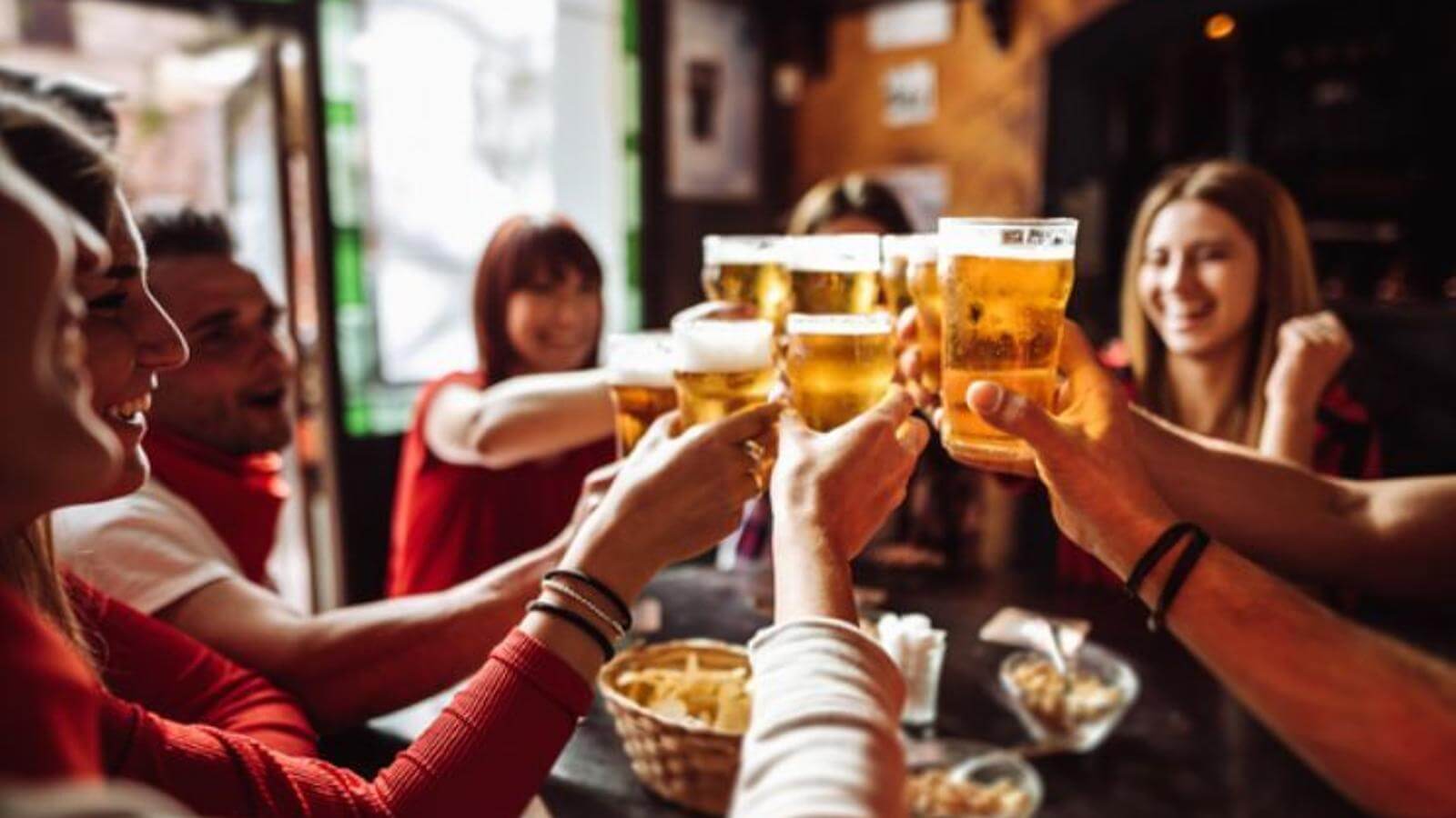 El consumo de cerveza cae en hostelería, pero crece en el retail