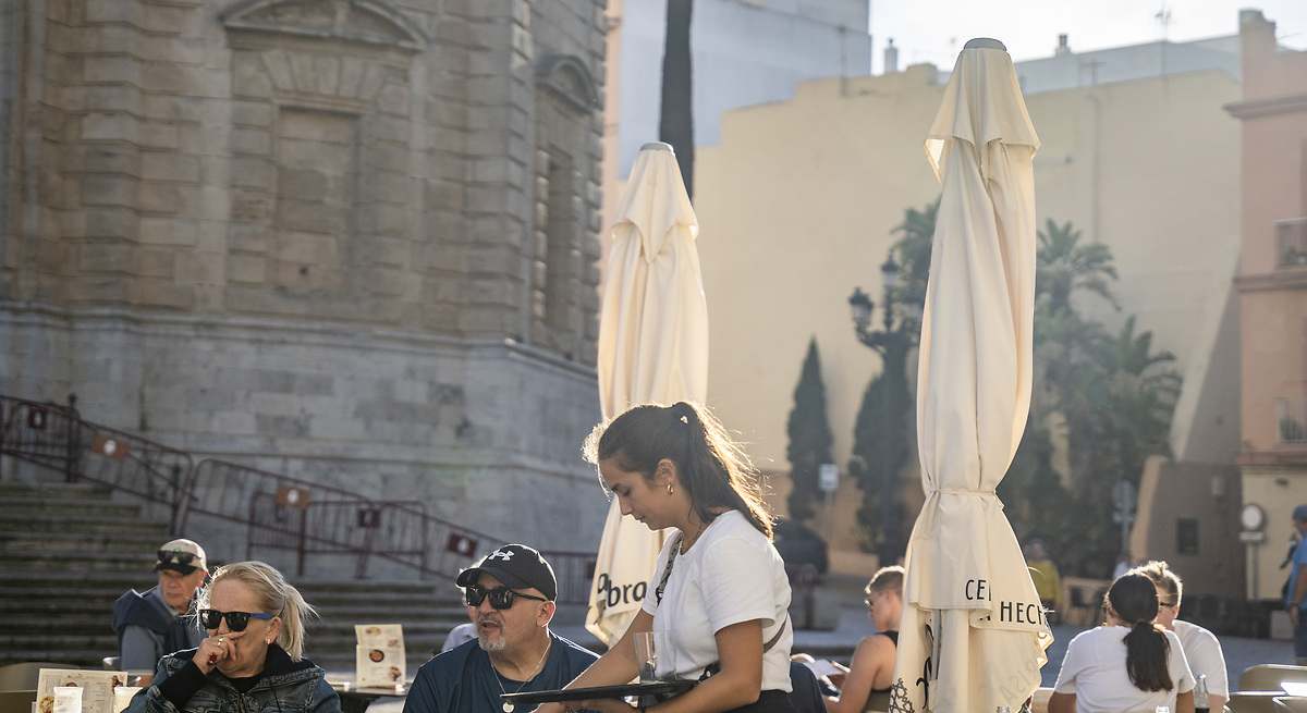 La hostelería recortará los horarios si se aprueba la reducción de la jornada laboral: «el alza de los costes es inasumible»