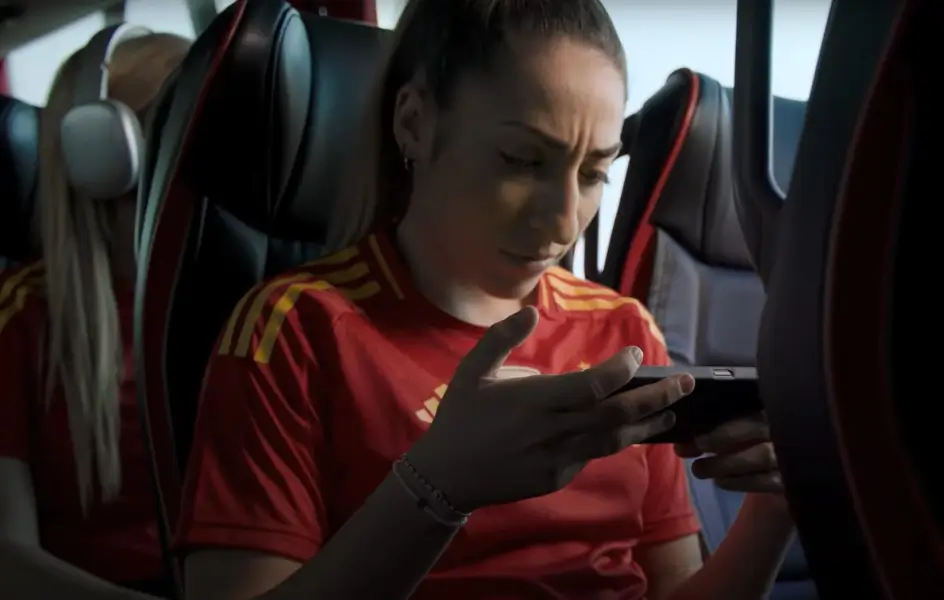 Cervezas Victoria convierte las pintadas callejeras en apoyo a la selección española de fútbol femenino