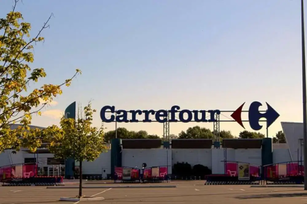 Carrefour pincha en los hipermercados pero acelera con Supercor en España