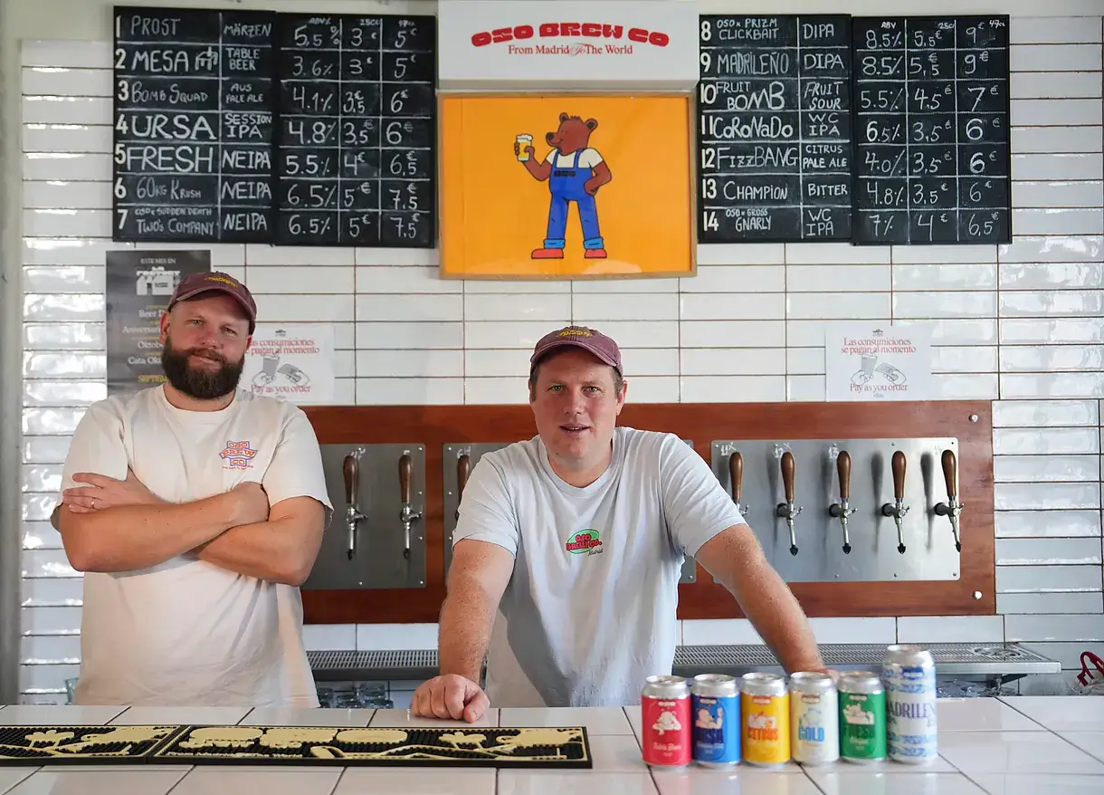 12.000 latas de cerveza al mes y varias referencias en homenaje a Madrid: Así es la fábrica de dos ingleses que llegaron de Erasmus y se enamoraron de la capital
