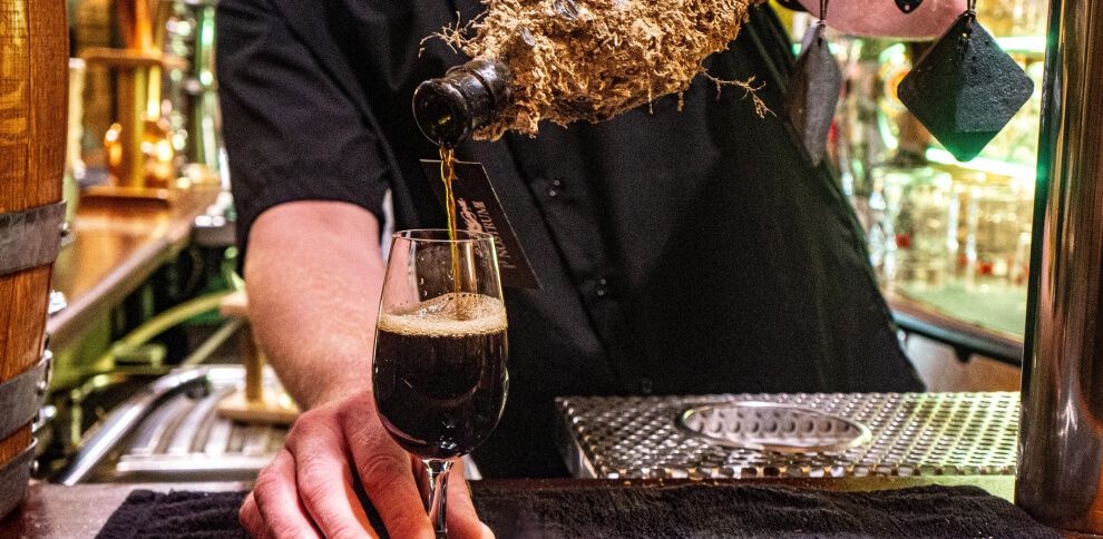 ‘Oyster stout’, cerveza con sabor a mar madurada en las aguas del Delta del Ebro