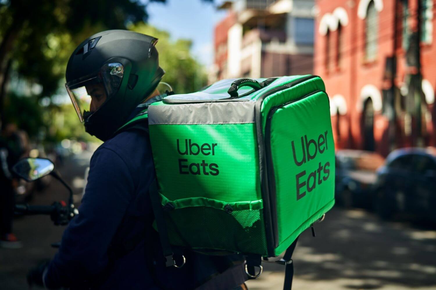 Reparto exprés al alza: Uber Eats y Just Eat impulsan a Carrefour y Dia y presionan al resto de cadenas