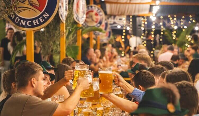 Valencia se transforma en la capital de la cerveza con el Oktoberfest 2025