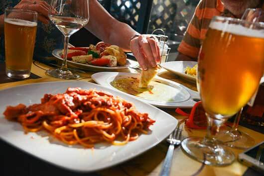 Comer bien no se negocia: el 74% de los españoles no recortaría en alimentación y prioriza comer fuera 