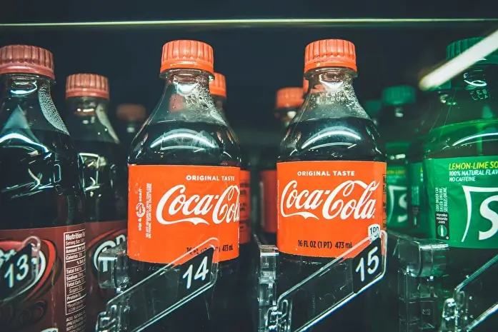 Bruselas estudia un tasazo a los refrescos, la bollería y el kétchup