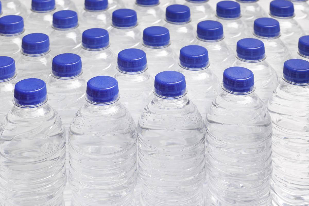 Los tapones de las botellas de plástico vuelven a cambiar y no es el único cambio inminente que notarás en los envases