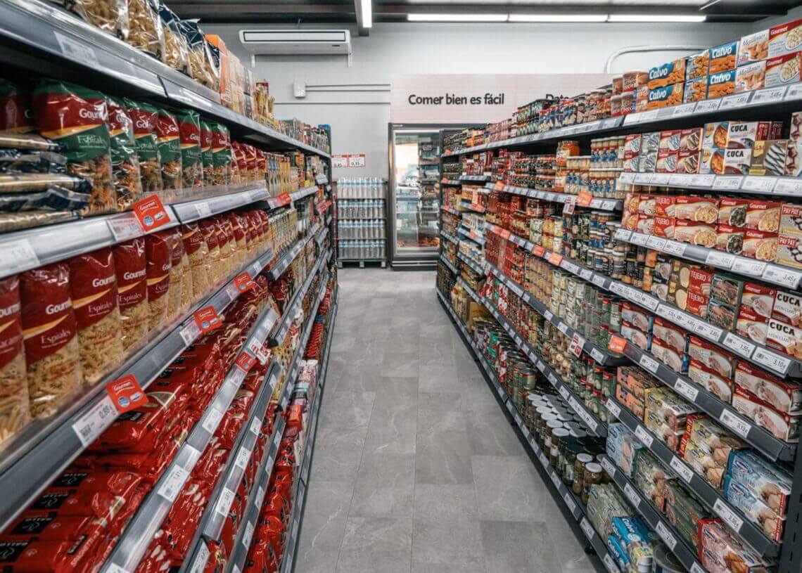 Familias extranjeras en España duplican el gasto en productos de consumo frente a los locales