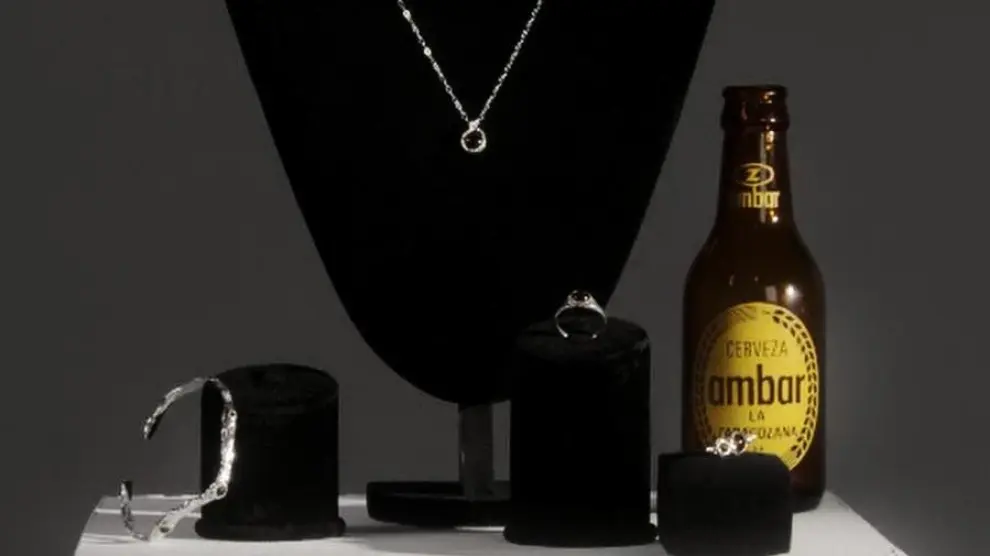 Ambar convierte una botella de hace un siglo en joyas únicas junto a Carmen Lomana