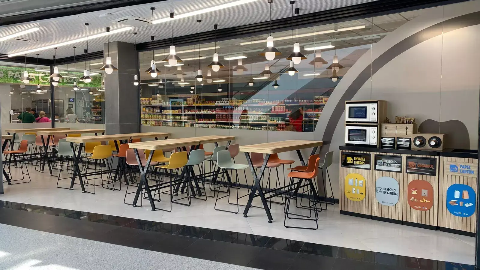 La Generación Z ya prefiere comer en el supermercado o la sala de vending antes que en restaurantes