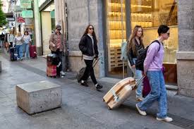 La inmigración y el turismo impulsan el mayor crecimiento del comercio en una década 