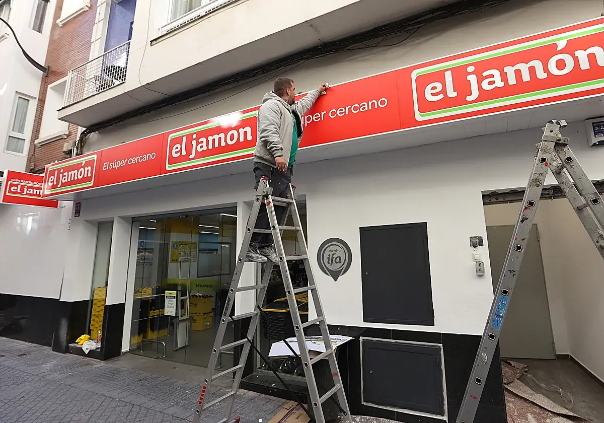 El súper de barrio se hace más grande para competir con Mercadona