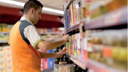 España rompe la barrera de las 12.000 dimisiones diarias y aviva una crisis por la falta de mano de obra