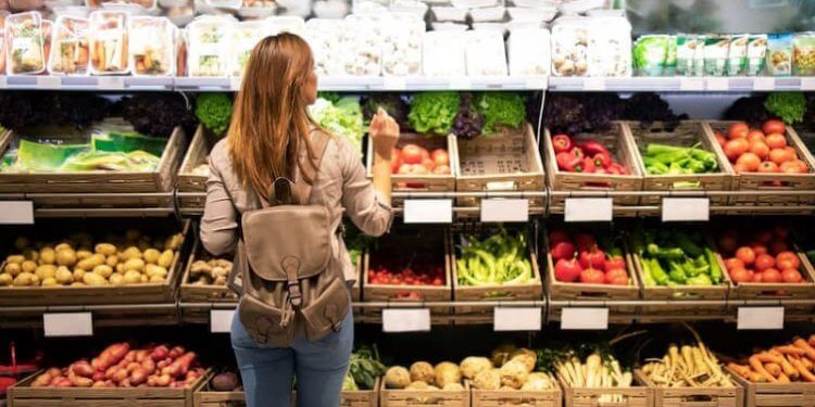Las presiones económicas llevan a los consumidores a priorizar el valor, la conveniencia y los productos locales