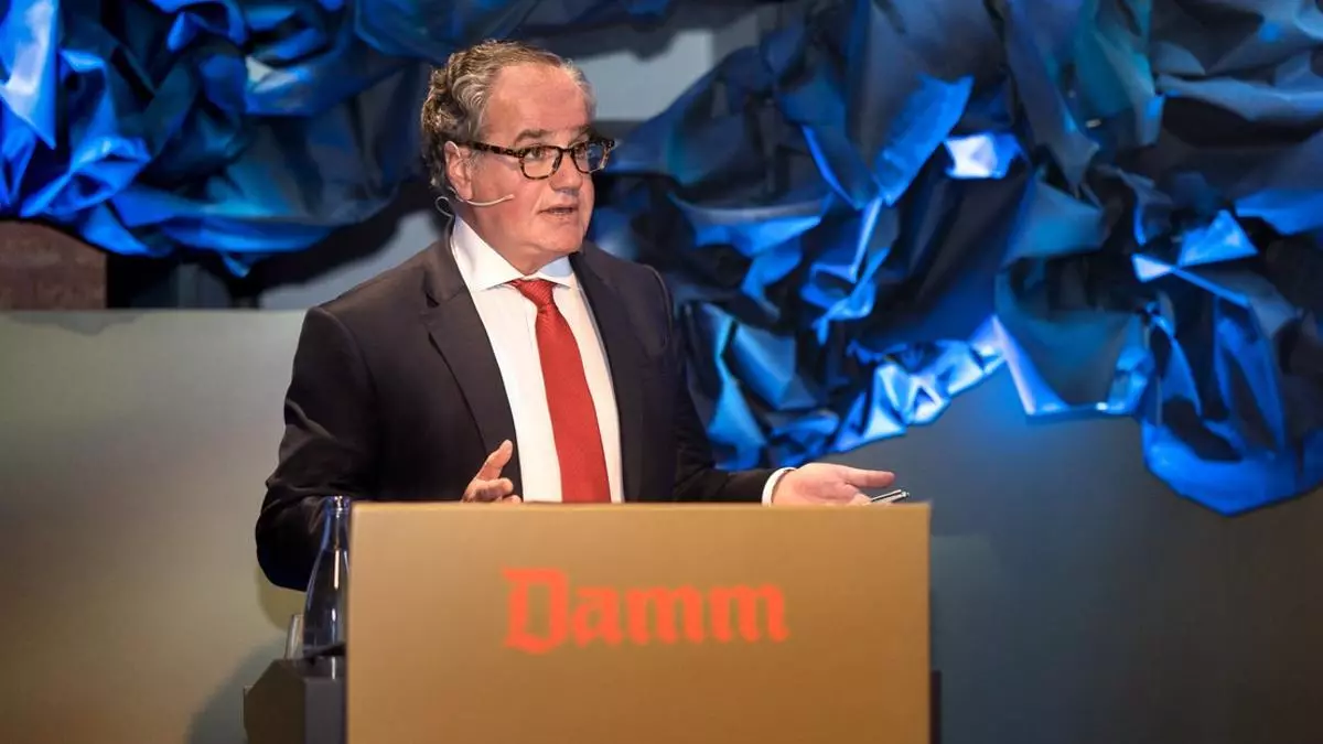 La cervecera Damm cumple siglo y medio vendiendo por el mundo la imagen (y el sabor) de Barcelona