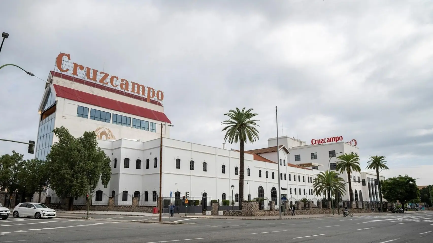 Los repartidores de Cruzcampo salvan la Semana Santa, pero amenazan con otra ‘Ley Seca’: «Para la Feria pinta mal»
