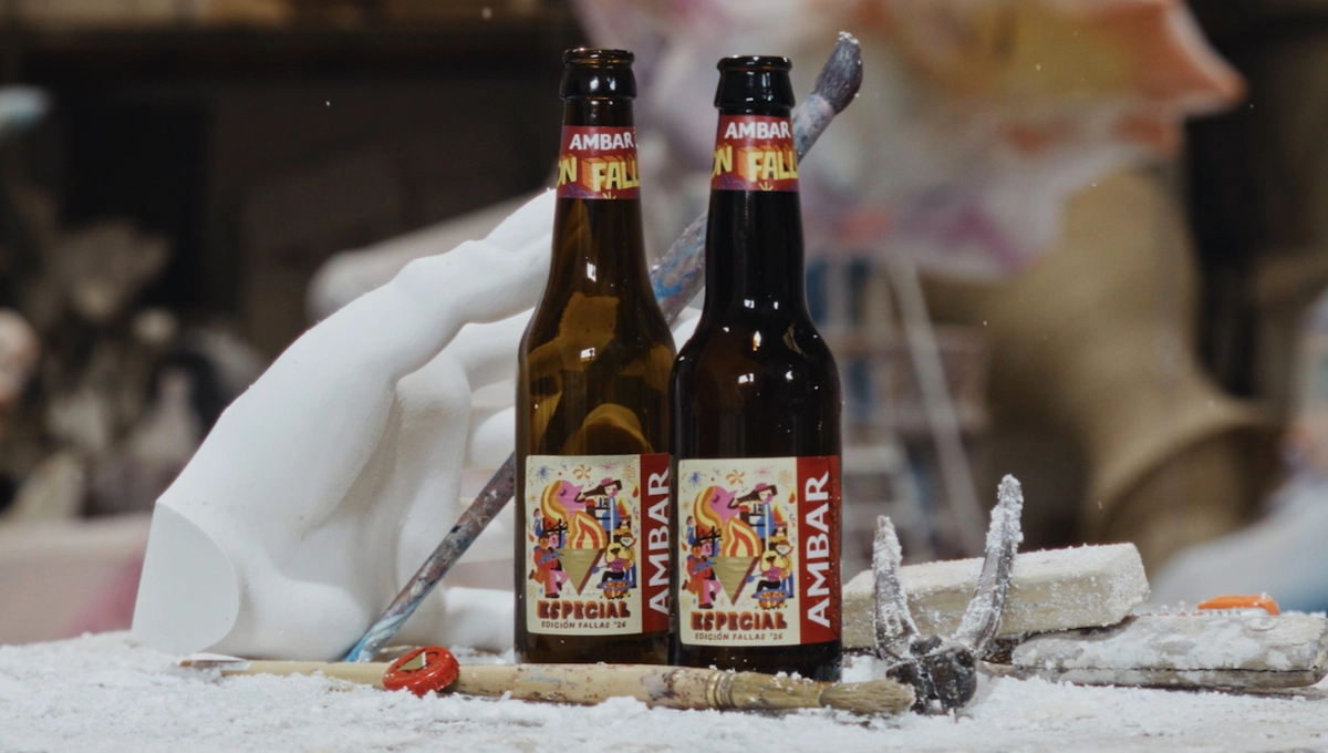 Ambar viste sus botellines con motivos falleros